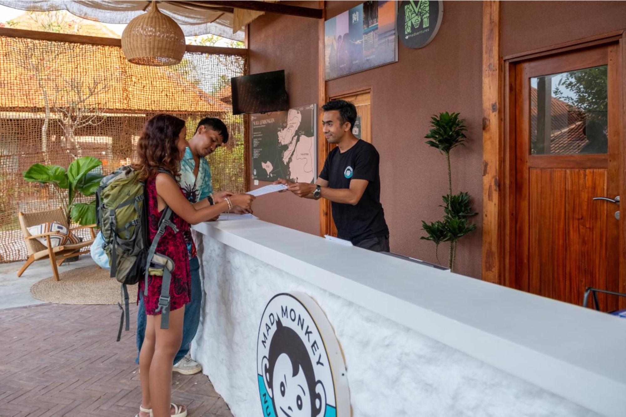 Mad Monkey Nusa Lembongan מראה חיצוני תמונה